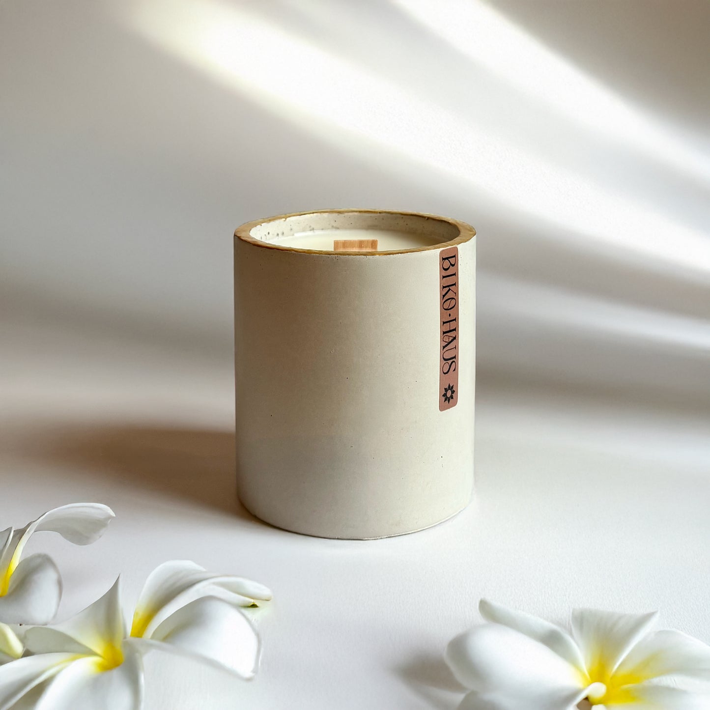 Plumeria Lei // Gold-Rimmed White Stone Konkreto Kandela